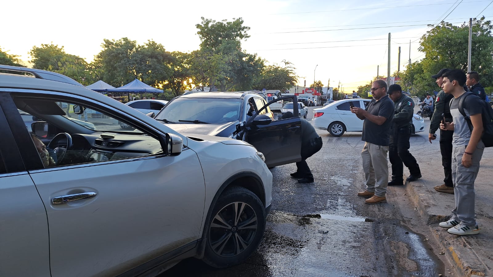 Autoridades y testigos observan el resultado del choque múltiple donde quedó abandonada una camioneta Kia en la que viajaban hombres armados