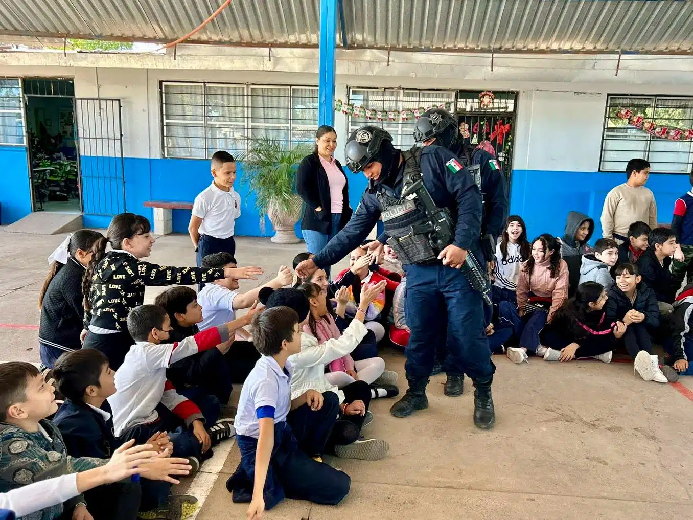 Departamento de Programas Preventivos de la Dirección de Seguridad Pública y Tránsito Municipal de visita en la escuela primaria Ford número 8