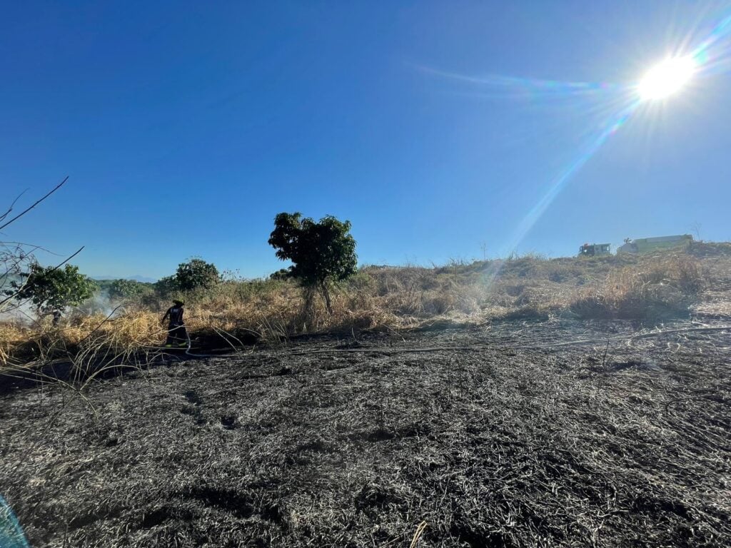 Bomberos Voluntarios de Escuinapa atendiendo uno de los incendios de maleza seca