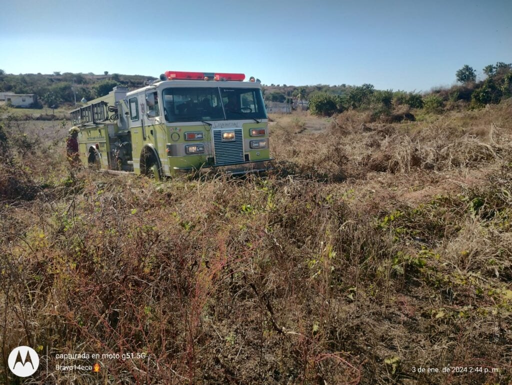 Bomberos Voluntarios de Escuinapa atendiendo uno de los incendios de maleza seca