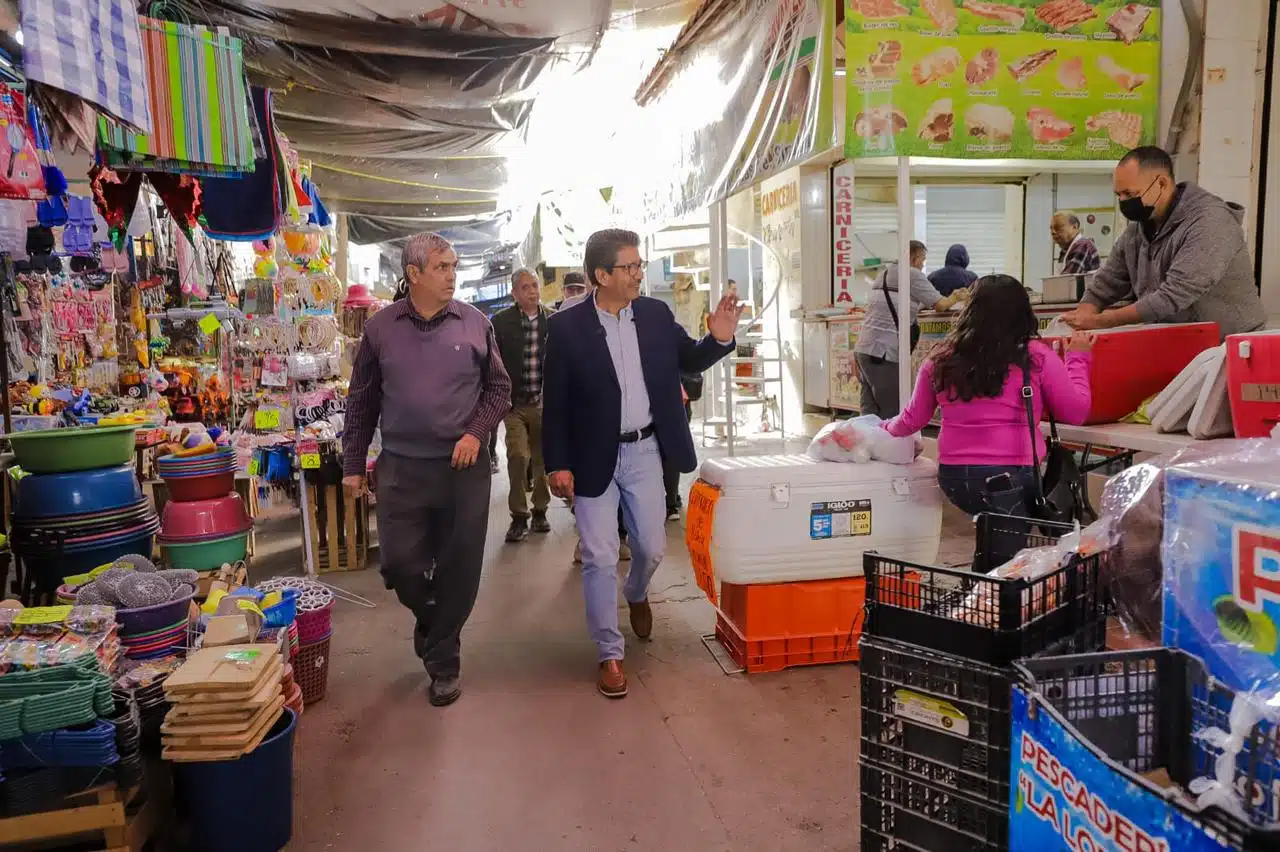 Alcalde Martín Ahumada Quintero supervisando los baños públicos