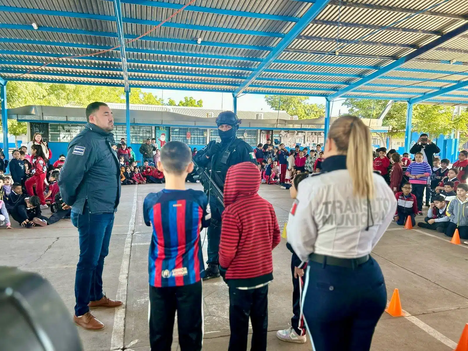 Departamento de Programas Preventivos de la Dirección de Seguridad Pública y Tránsito Municipal de visita en la escuela primaria Ford número 8