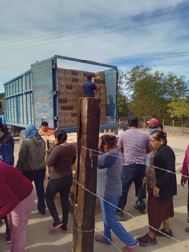 Familias de comunidades vulnerables recibiendo cajas con apoyo alimentario