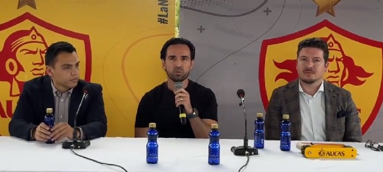 Gerardo Espinoza junto a los directivos de Sociedad Deportiva Aucas