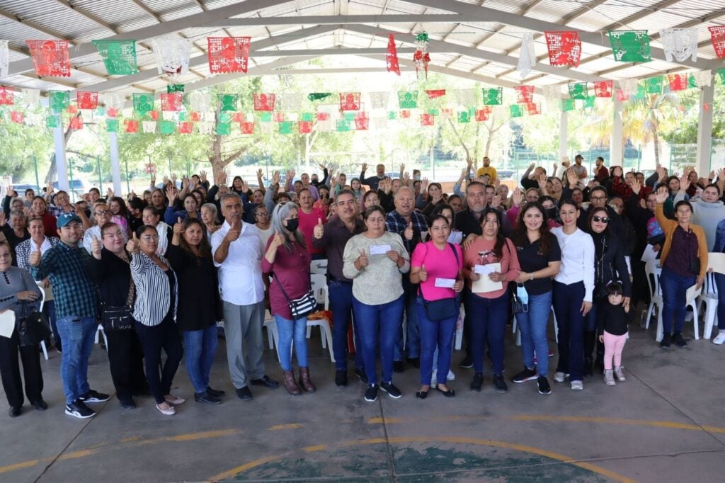 Alcalde de Sinaloa de Leyva hace entrega de apoyos del Programa "Proyectos Agropecuarios para Mujeres 2023".