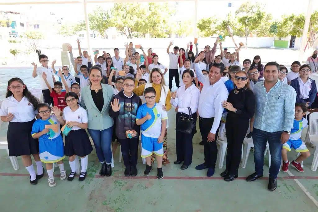 Entregan 150 lentes graduados a alumnos de primarias, con la campaña Regala una buena visión