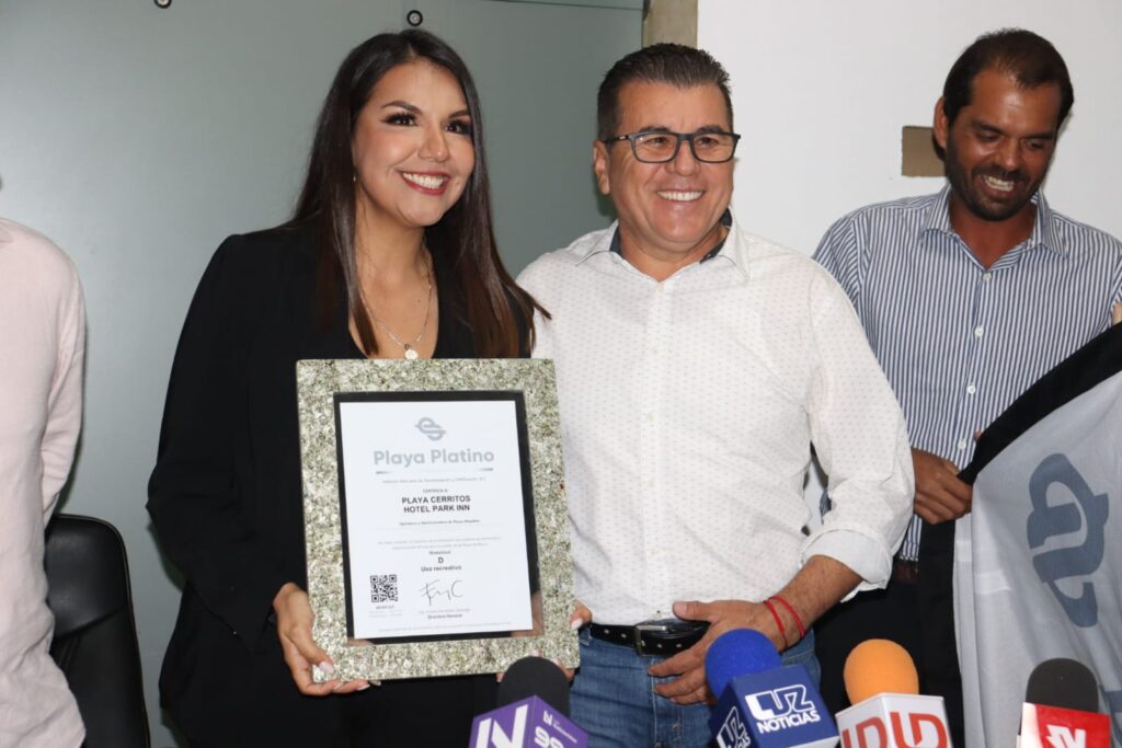 Édgar González Zataráin encabezó la entrega de los distintivos de Playa Platino a representantes de los hoteles que se encuentran en las áreas certificadas