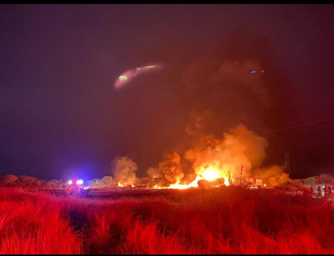 La línea de combustible perforado que atraviesa los terrenos de El Castillo y el fraccionamiento Santa Fe, hizo explosión.