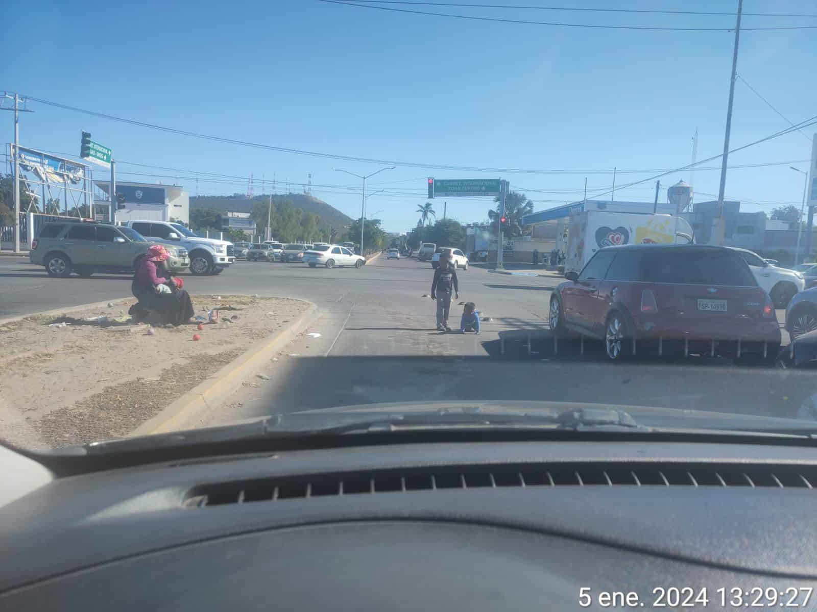 Niños trabajando en semáforos de Los Mochis