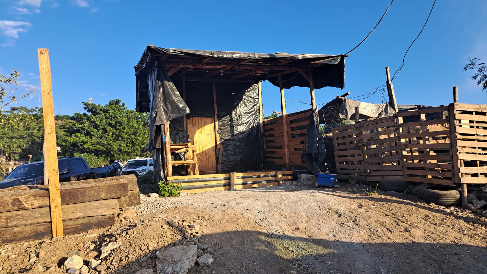 Viviendas de madera en la invasión Santana