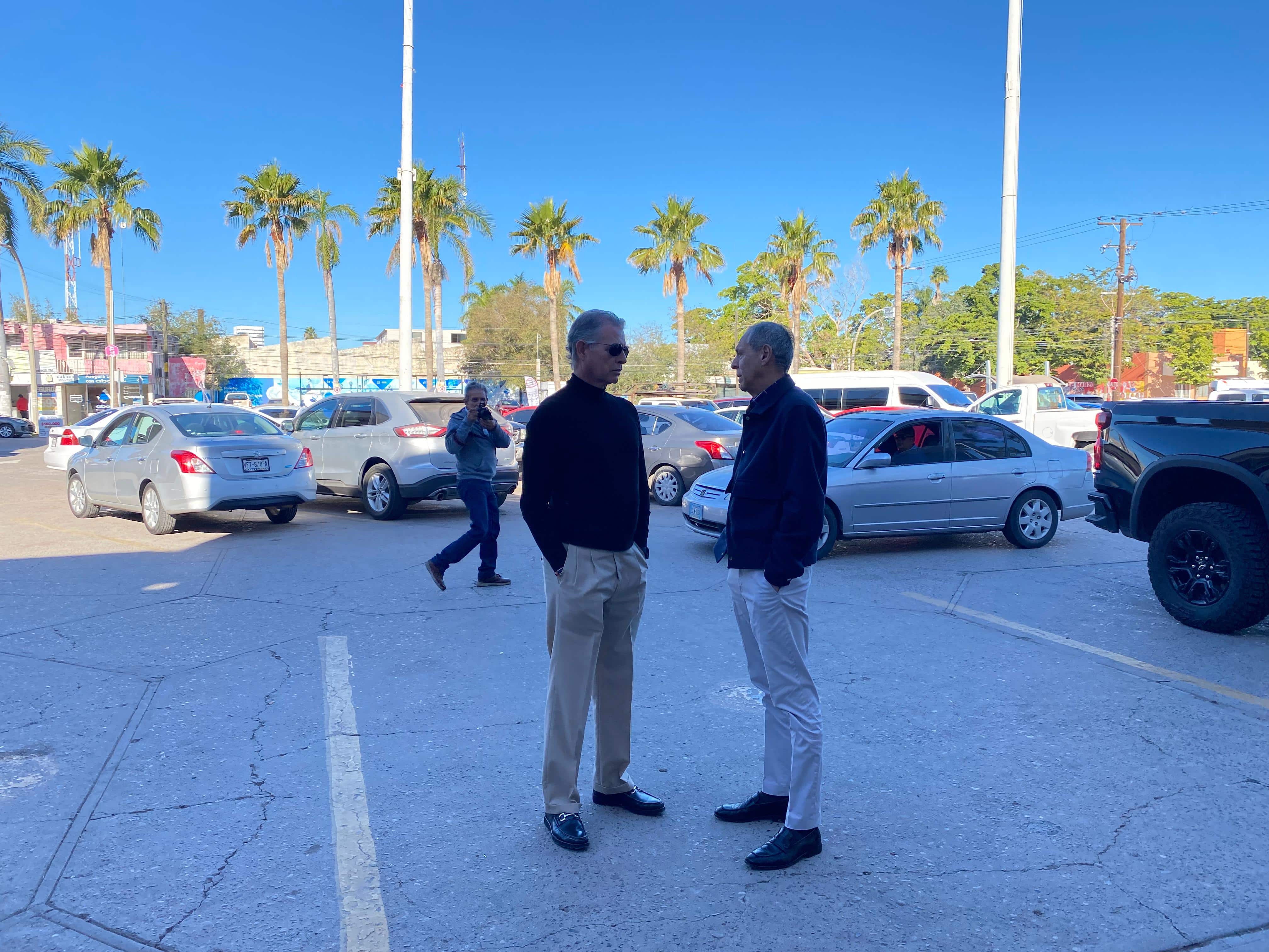 Genaro García Castro secretario del ayuntamiento de Ahome a la izquierda, Gerardo Vargas Landeros alcalde de Ahome a la derecha.