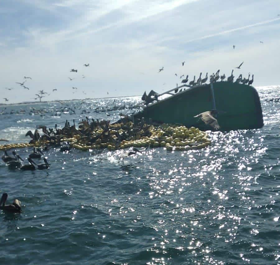 bBarco atunero sonorense volcado en el mar