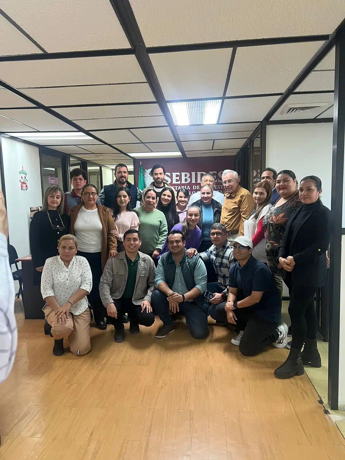 Gobernador Rubén Rocha Moya junto a los trabajadores del Palacio de Gobierno