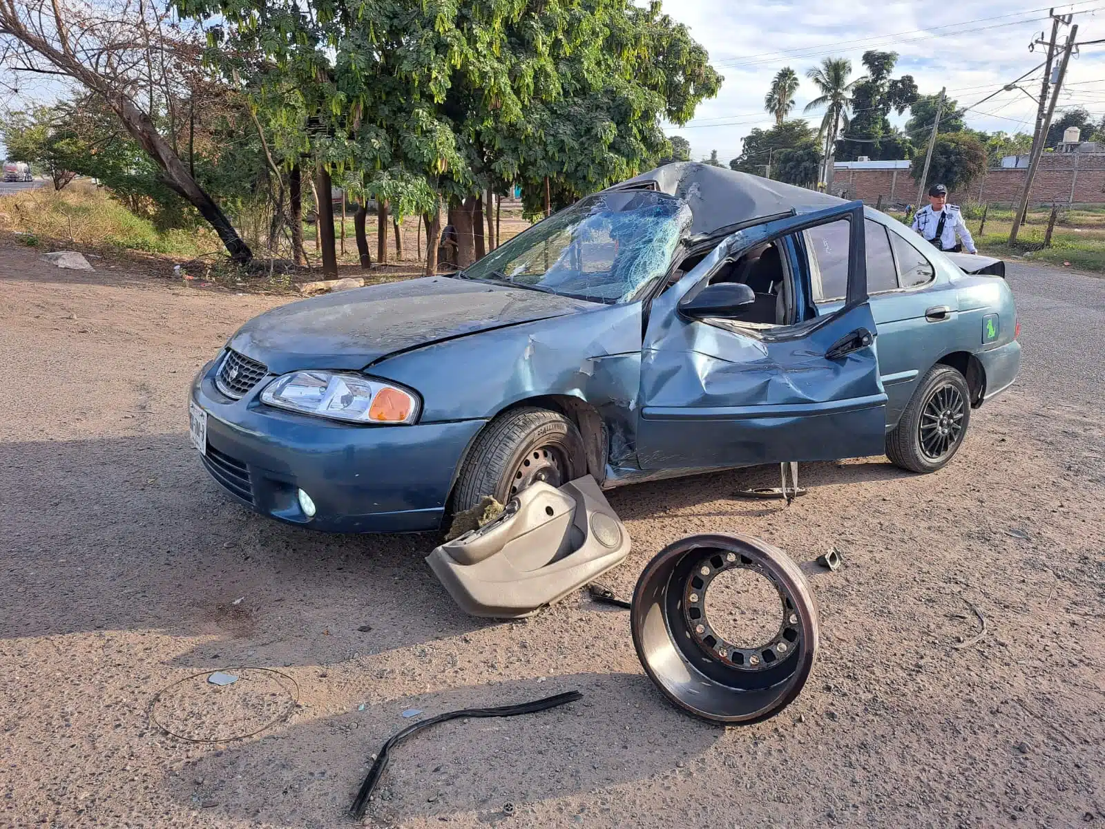 Nissan, línea Sentra, color azul con severos daños en la carrocería