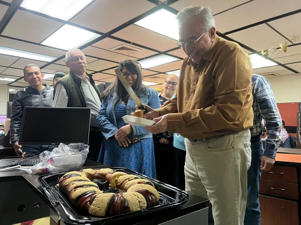 Gobernador Rubén Rocha Moya cortando un pedazo de la tradicional Rosca de Reyes