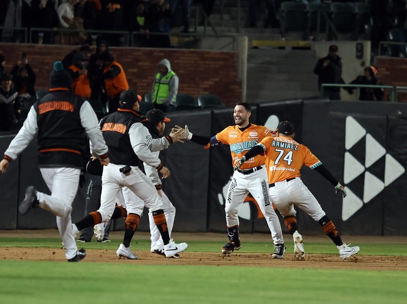 Festejan los Naranjeros de Hermosillo ante su gente el juego 1 de semifinal