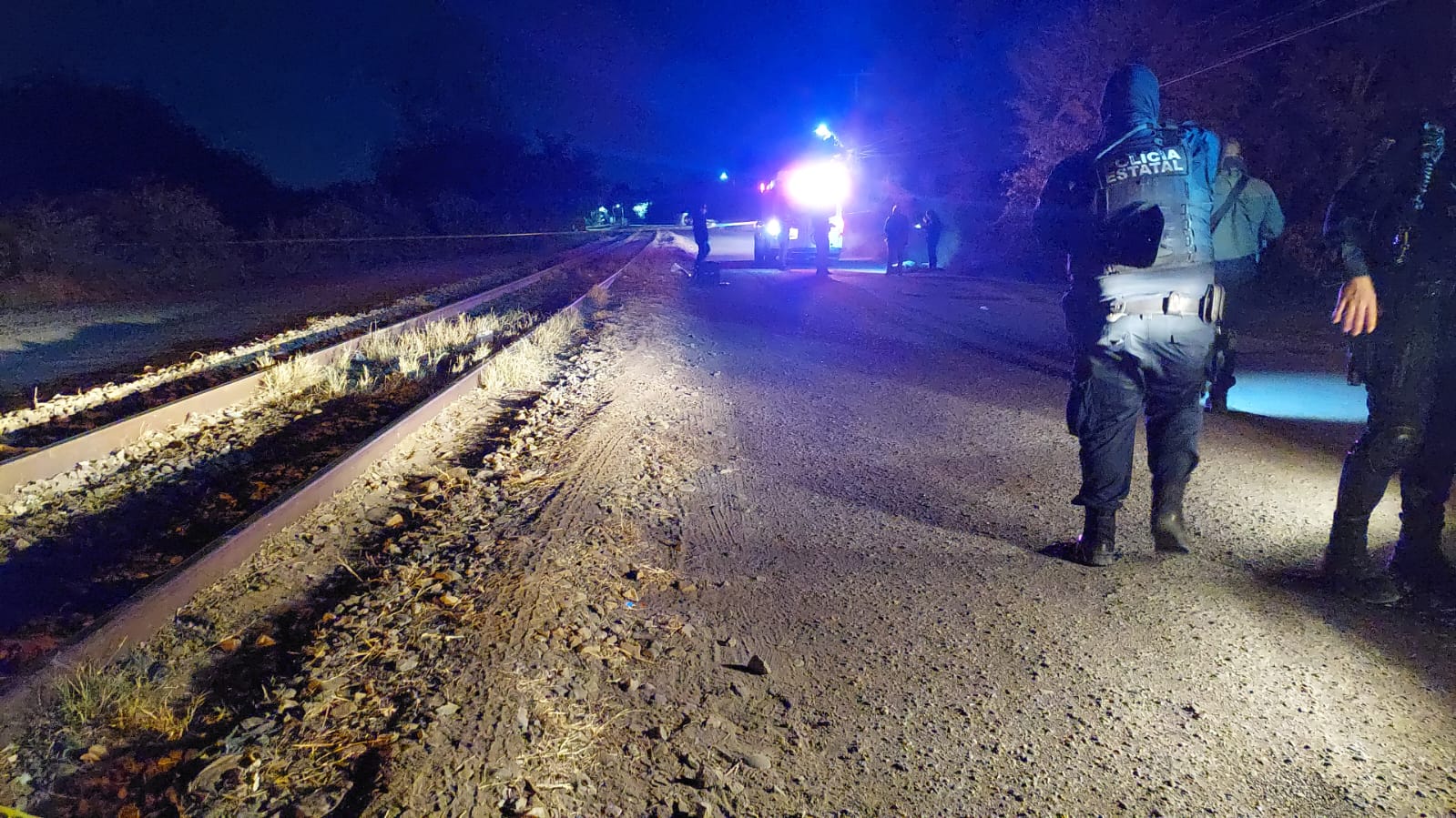 Agentes de la policía identifican cuerpo en Culiacán.