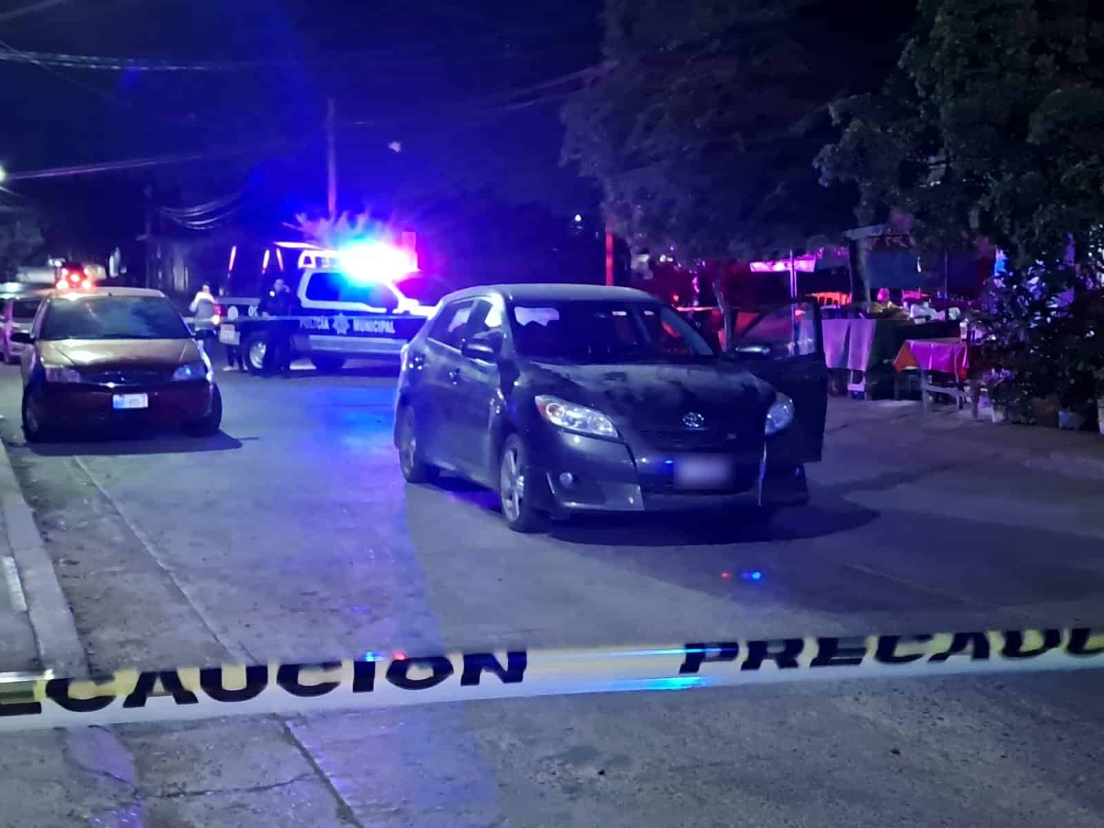 Zona acordonada donde se encuentra el vehículo donde fue ejecutada la víctima