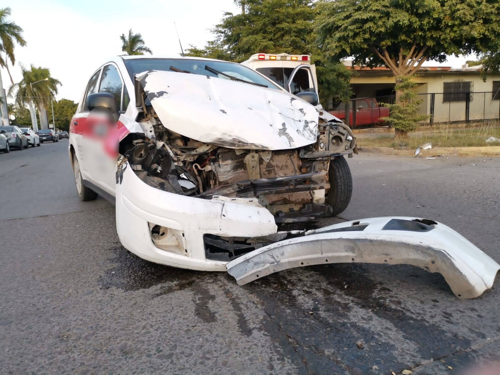 Vehículo Nissan Tiida con el frente destrozado