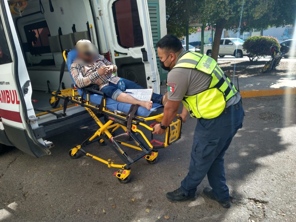 Paramédico de SUMMA trasladando a una de las víctimas lesionadas en accidente de autobús 502 en Elota