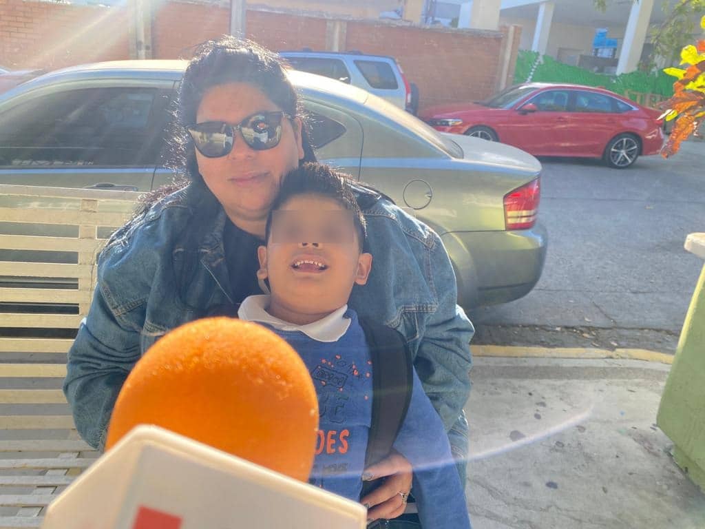 Mónica Lozano junto a uno de sus tres hijos