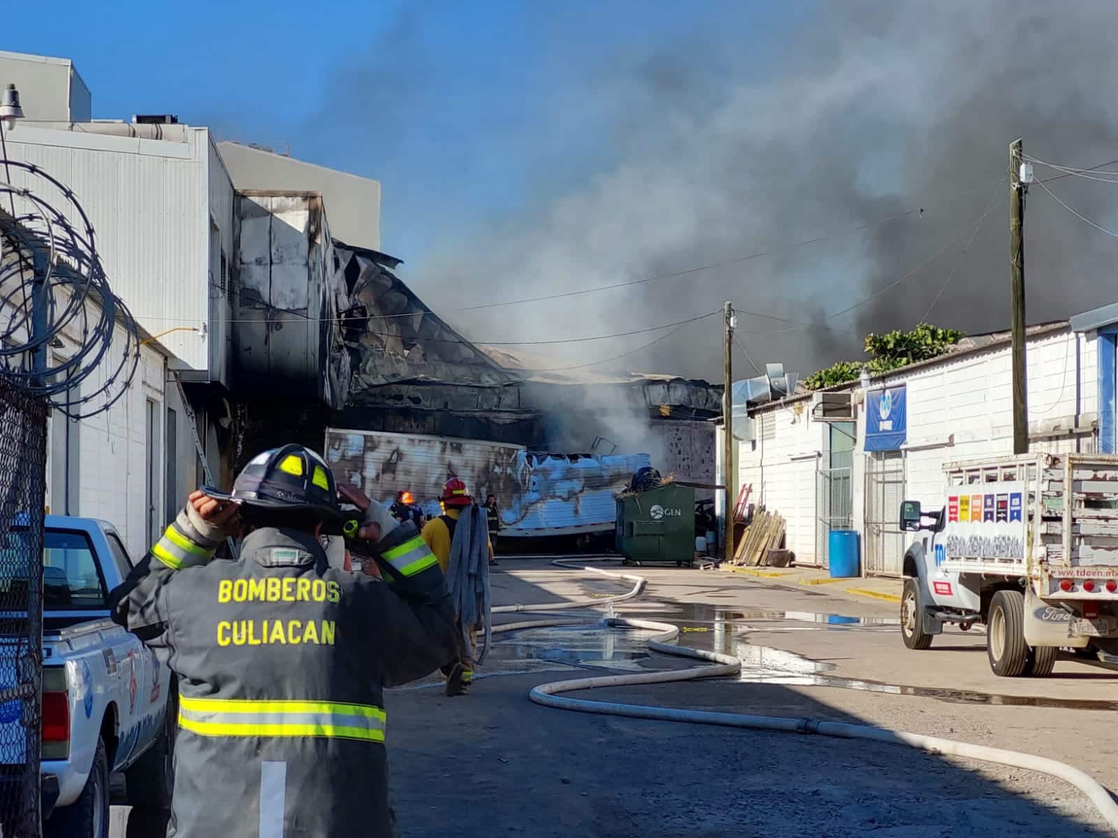 Bomberos en bodegas de Culiacán