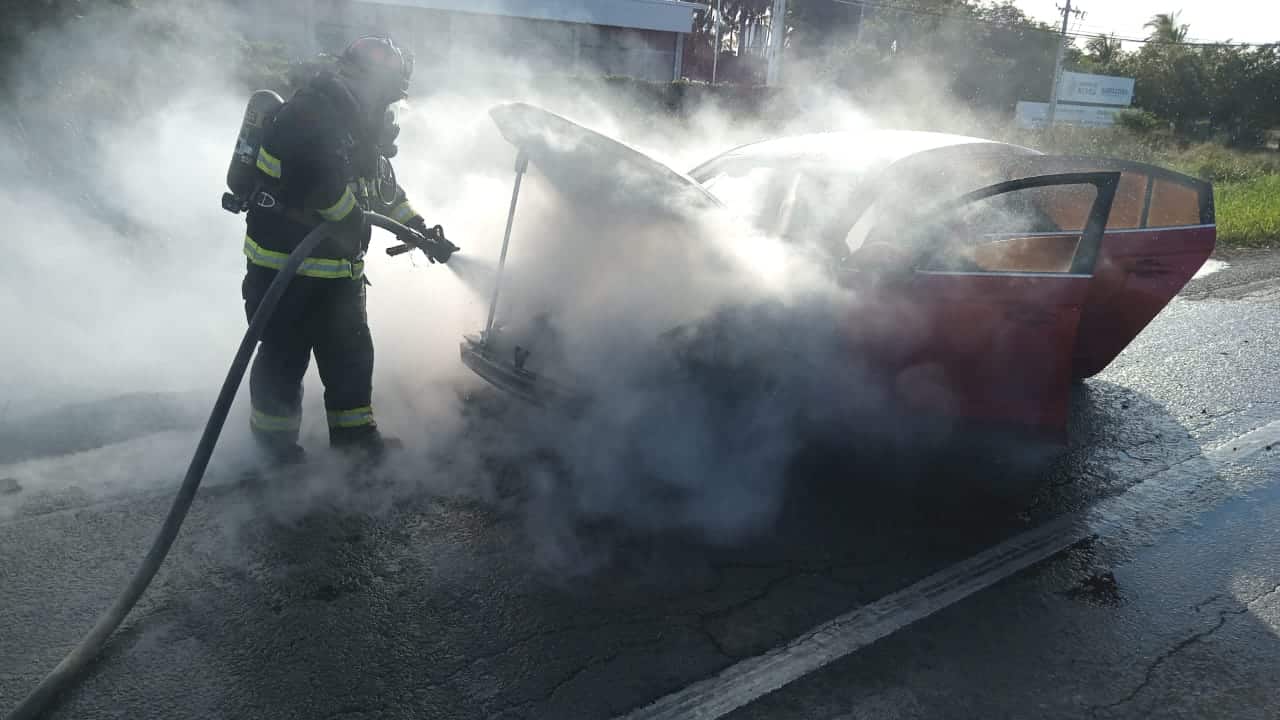 Automóvil tras incendiarse