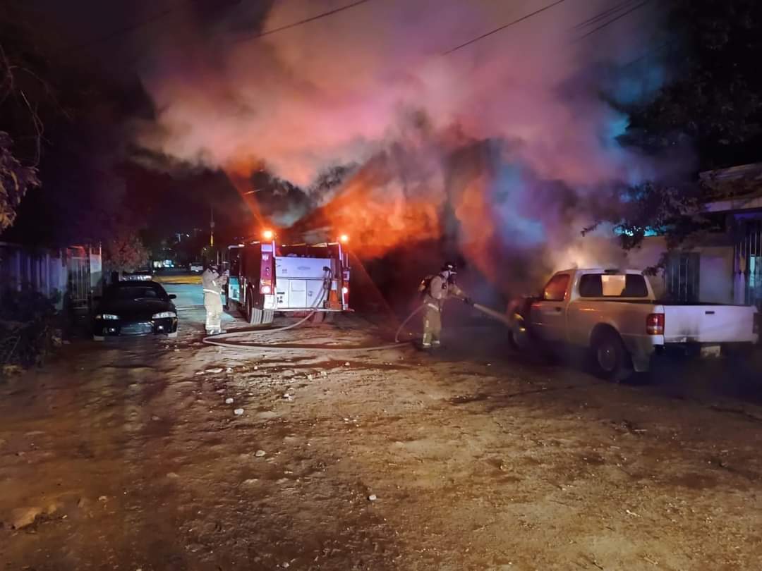 Bomberos de Los Mochis apagando incendio