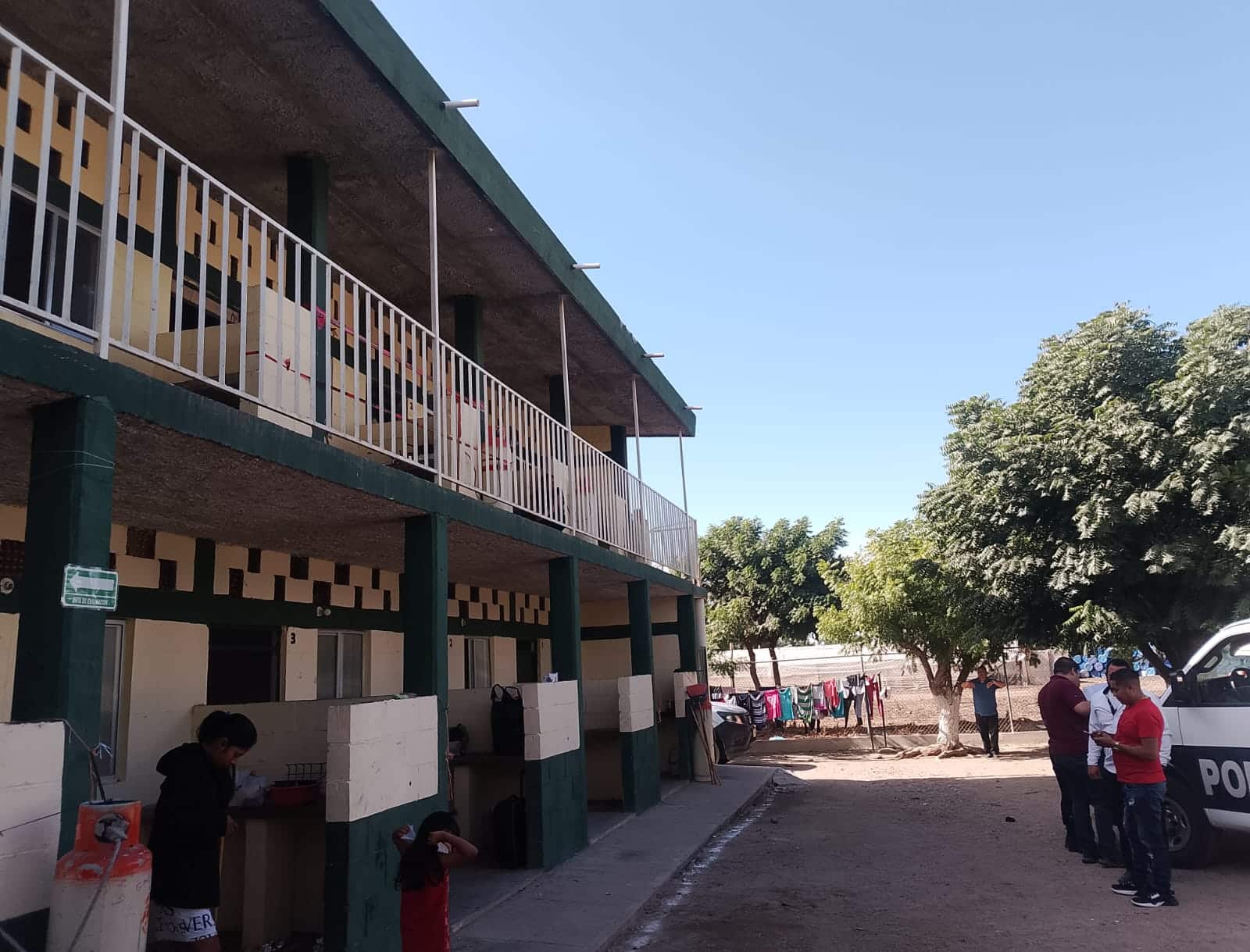 Patrulla de la policía en el campo agrícola 