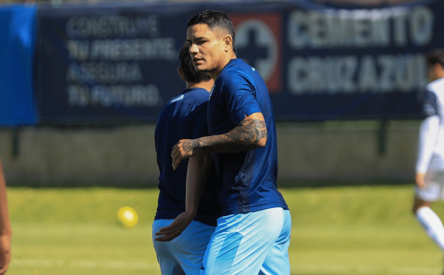 Jugador de Cruz Azul en entrenamiento