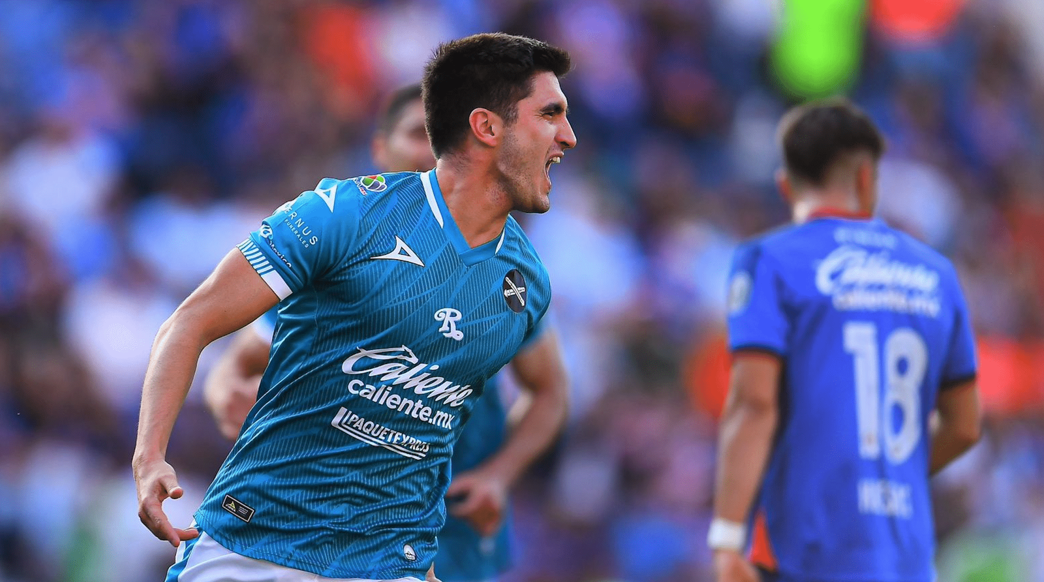 jugador de cruz azul celebra victoria