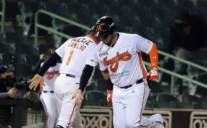 Jugadores de beisbol del equipo Naranjeros de la LMP