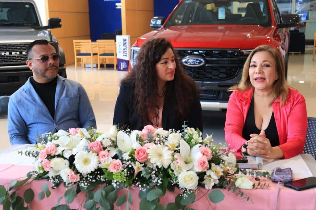 Rueda de prensa donde dieron a conocer el arribo al puerto de tres muñecas de fibra de vidrio