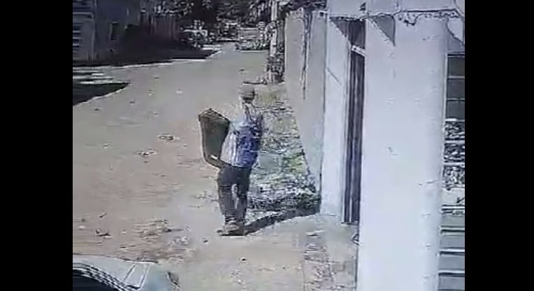 Hombre robando bocina