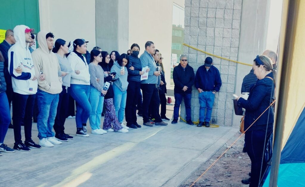 Manifestantes afuera de Rectoría en UAdeO Los Mochis.