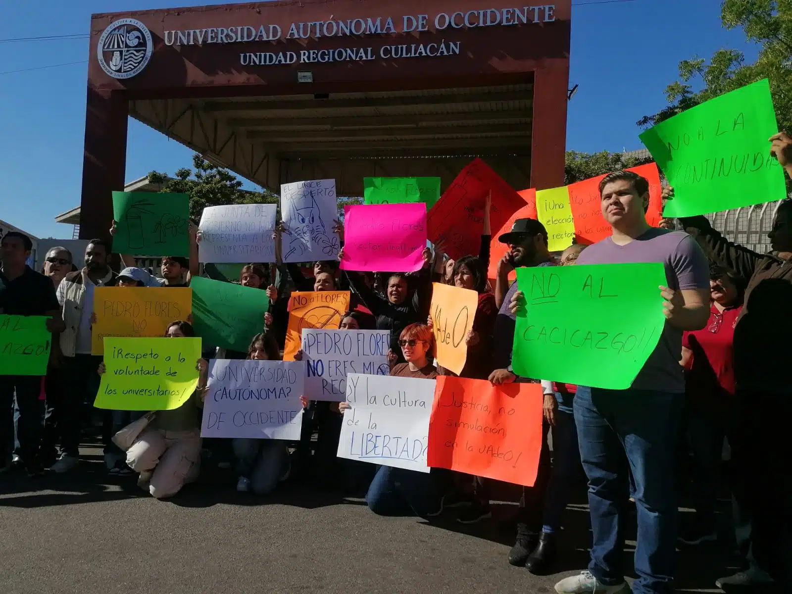 Manifestación de alumnos y trabajadores de la UAdeO