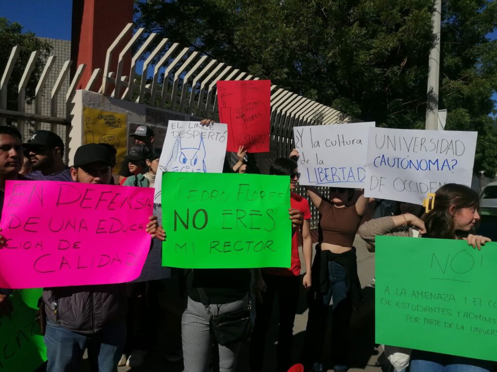 Manifestación de alumnos y trabajadores de la UAdeO
