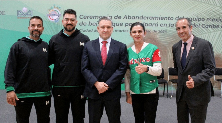 El mánager de México, Juan Gabriel Castro, junto al antesalista Agustín Murillo, el presidente de la Liga Mexicana del Pacífico, Carlos Manrique, la titular de Conade, Ana Gabriela Guevara e Israel Benítez en el abanderamiento