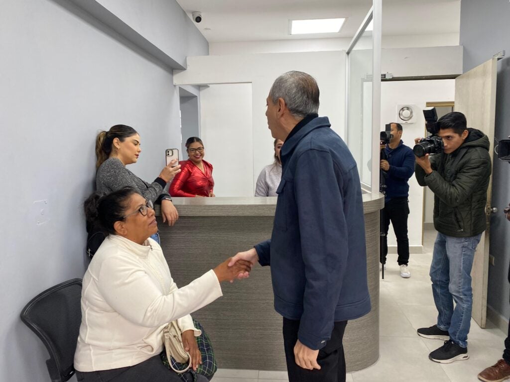 Alcalde Gerardo Vargas Landeros saludando a personas en oficinas de Palacio Municipal de Ahome.