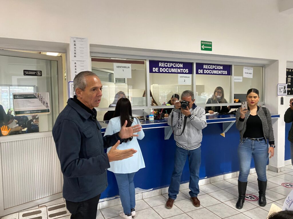 Alcalde Gerardo Vargas Landeros saludando a personas en oficinas de Palacio Municipal de Ahome.