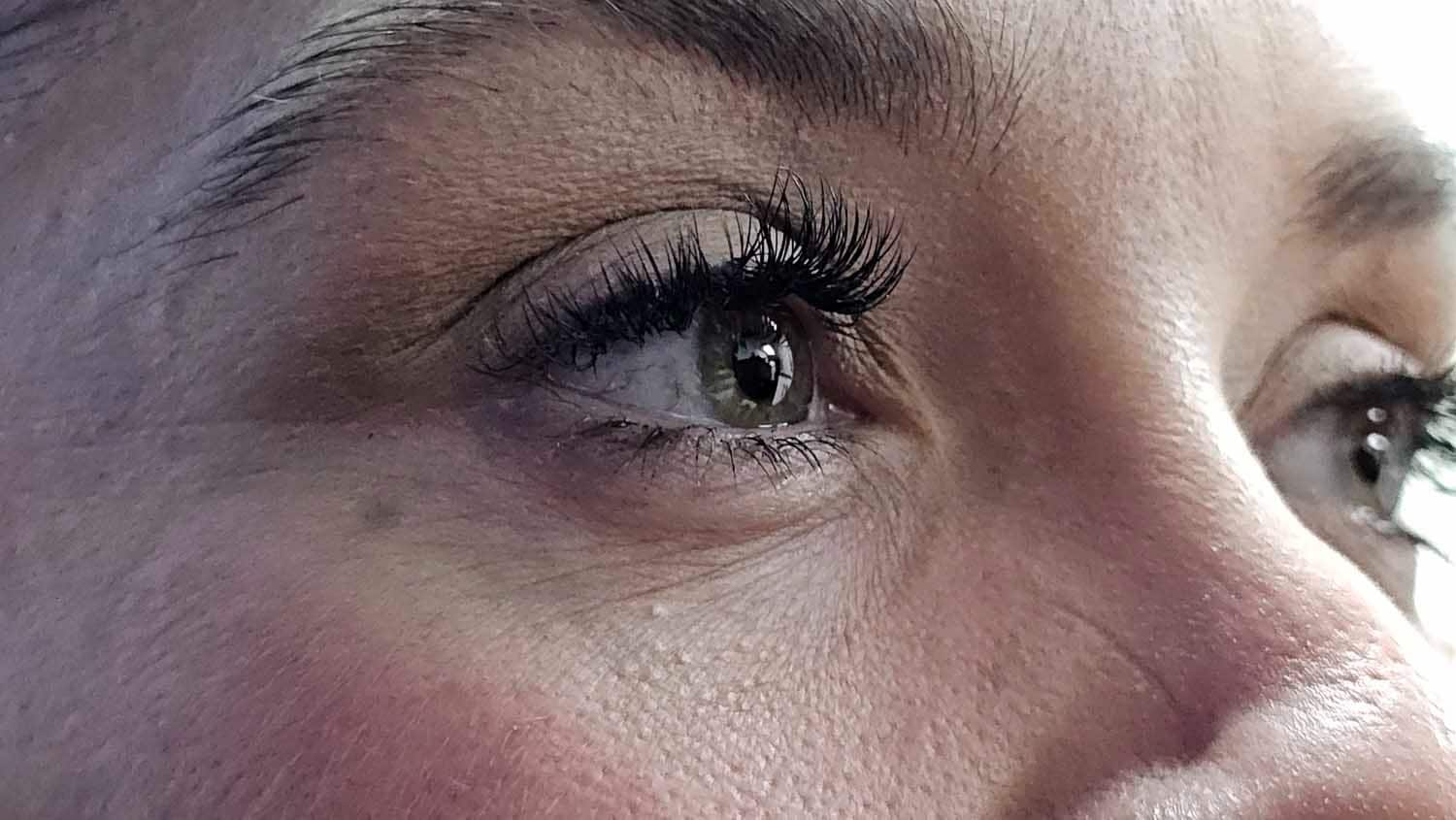 Ojos con pestañas postizas