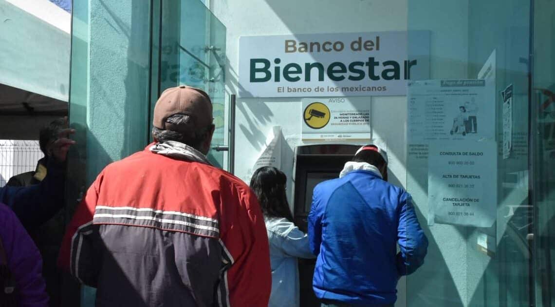 Persona en Banco del Bienestar