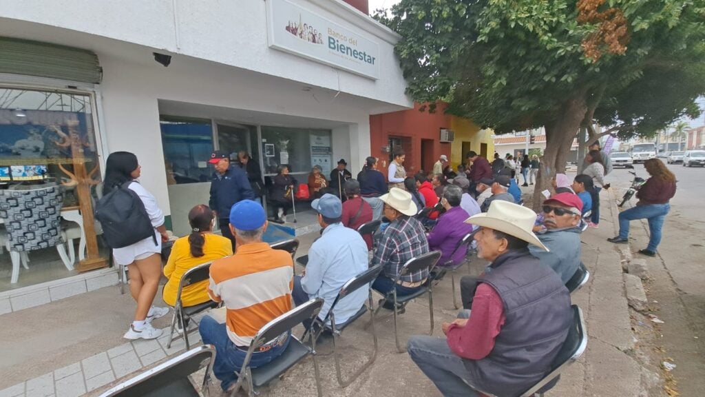 Personas adultas mayores afuera del Banco del Bienestar en Ahome.