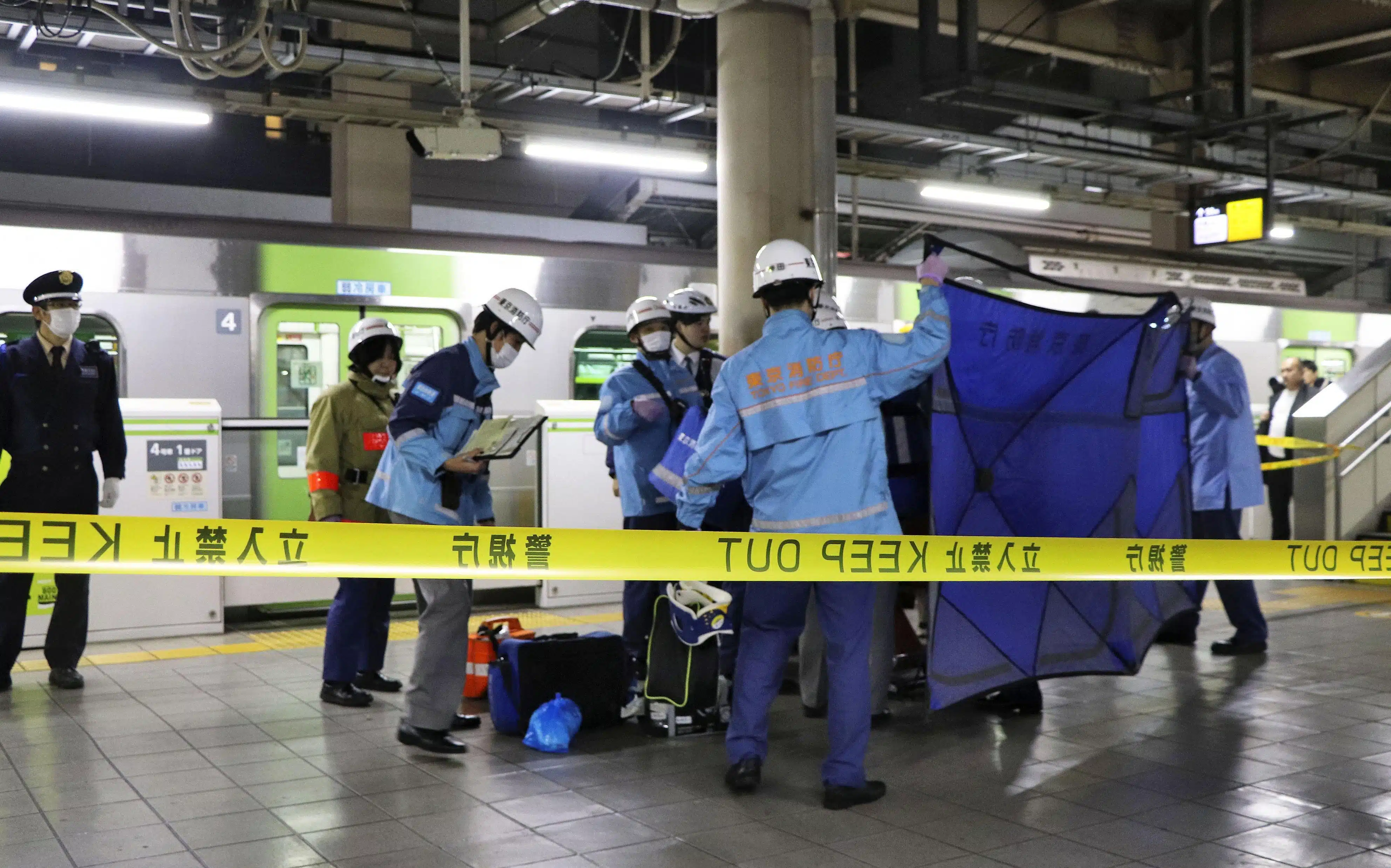 Paramédicos en la estación JR Akihabara en Tokio