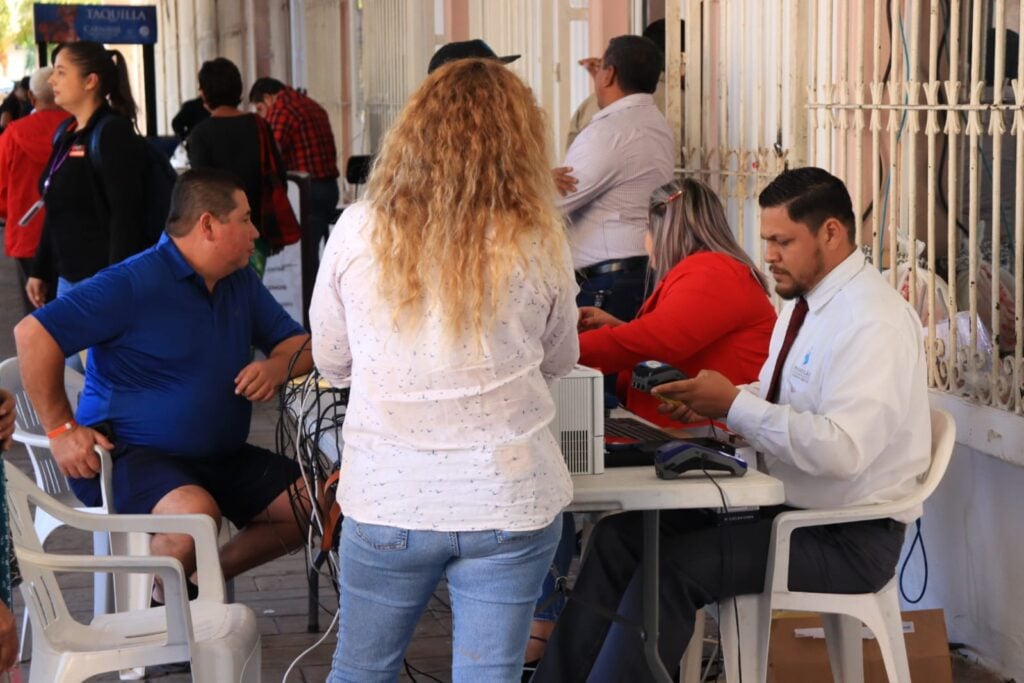 Personas haciendo filas para pagar el predial en Mazatlán