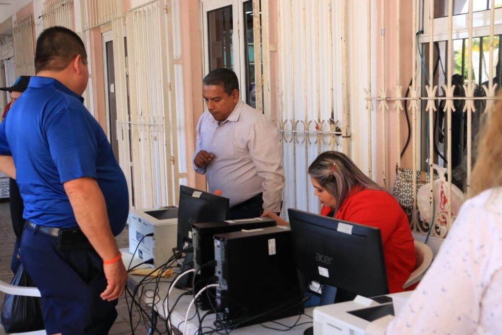 Personas haciendo filas para pagar el predial en Mazatlán