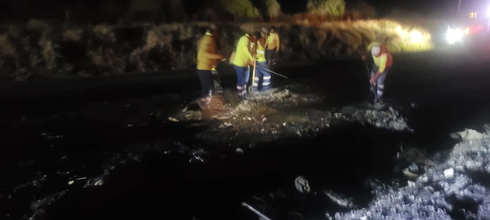 Reabren carril de la Mazatlán-Culiacán tras retirar fierros del autobús.
