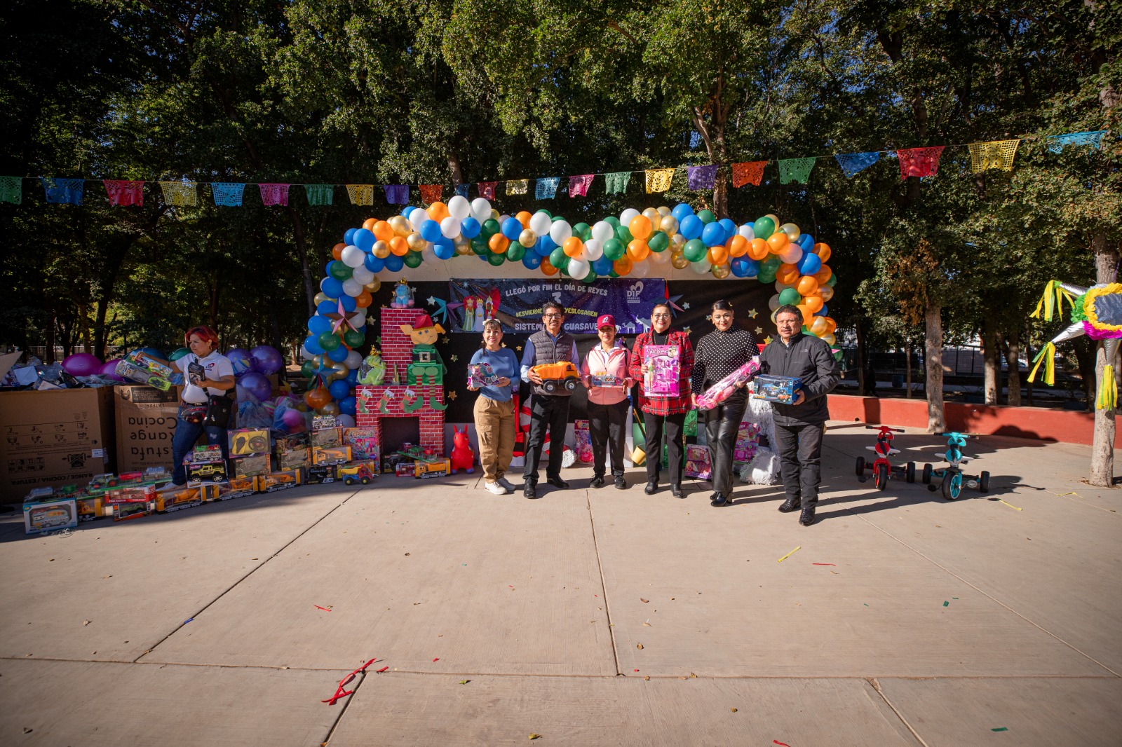 Sistema DIF Guasave realiza festejo por el Día de Reyes y entregan juguetes a niños y niñas.