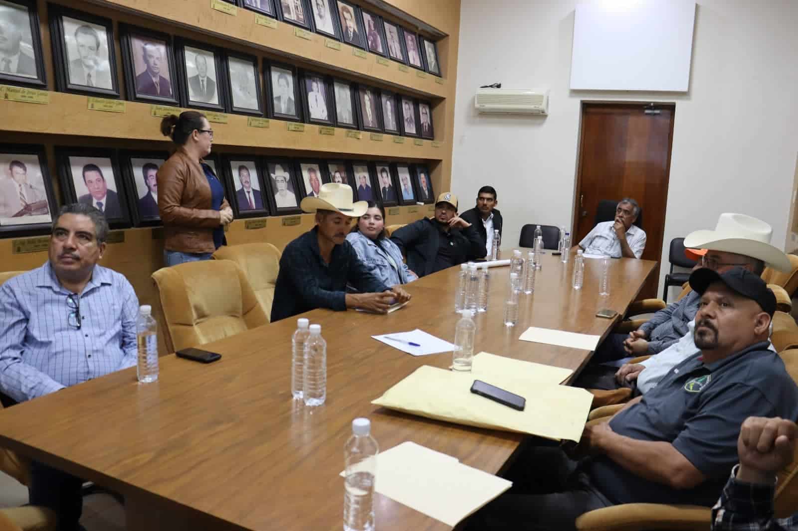 Reunión entre personal del Ayuntamiento de Sinaloa, comisariados ejidales e integrantes de la Jefatura de la Promotoría Local de Desarrollo Forestal de Badiraguato.