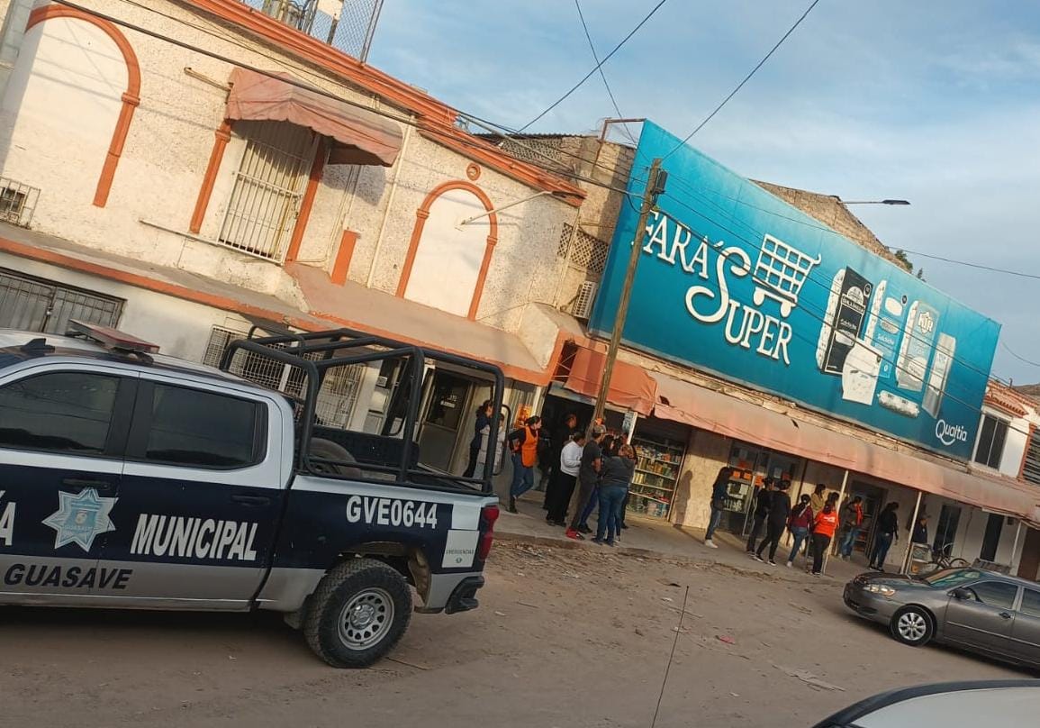 El dueño del super resultó herido de bala.